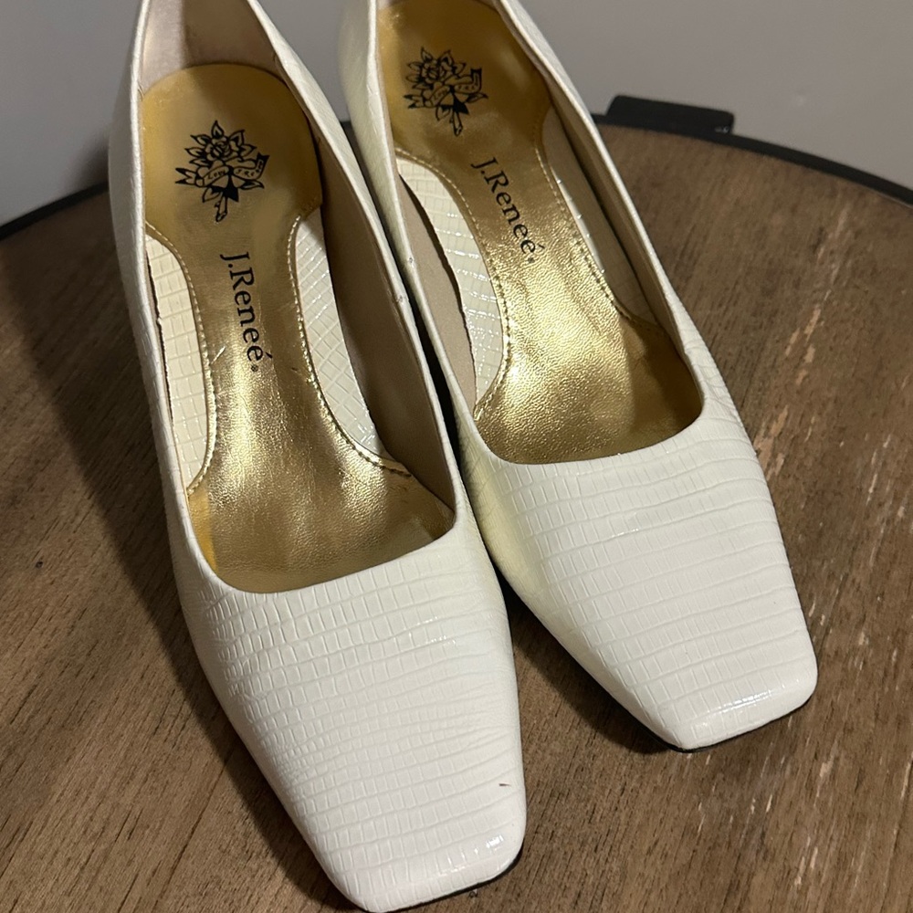J.Renee Women's Cream Textured Heels